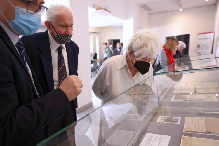 Warszawa, 14.02.2022. Dyrektor Archiwum Akt Nowych Mariusz Olczak (L), prezes zarządu głównego Światowego Związku Żołnierzy AK Teresa Stanek (P) oraz prezes Zarządu Głównego Światowego Związku Żołnierzy Armii Krajowej Leszek Żukowski (C) na spotkaniu w siedzibie AAN w Warszawie. Fot. L. Szymański