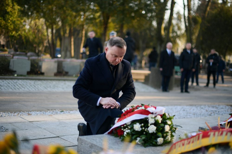 Warszawa, 14.02.2022. Prezydent RP Andrzej Duda składa kwiaty na grobach dowódców Związku Walki Zbrojnej i Armii Krajowej na Cmentarzu Wojskowym na warszawskich Powązkach. Trwają obchody 80. rocznicy przekształcenia Związku Walki Zbrojnej w Armię Krajową. Fot. PAP/M. Obara