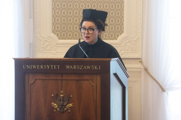 Warszawa, 23.02.2022. Laureatka Nagrody Nobla w dziedzinie literatury Olga Tokarczuk podczas uroczystości wręczenia jej tytułu doktora honoris causa Uniwersytetu Warszawskiego, w siedzibie UW w Warszawie. Fot. PAP/A. Lange