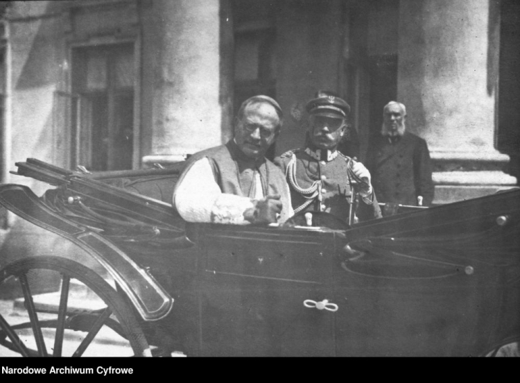 Składanie listów uwierzytelniających Naczelnikowi Państwa Józefowi Piłsudskiemu przez nuncjusza apostolskiego w Polsce Achillesa Ratti. 1919 r. Fot. NAC