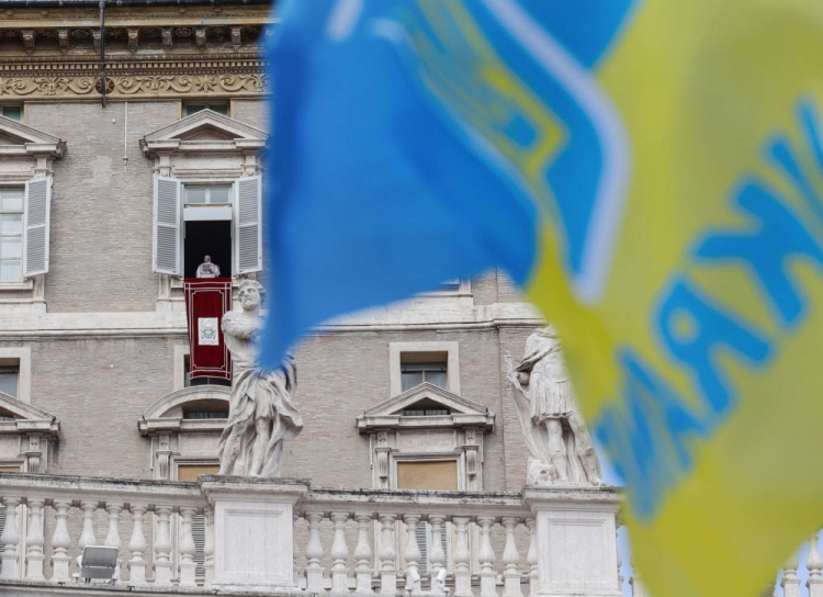 Papież Franciszek podczas spotkania na modlitwie Anioł Pański w Watykanie. Fot. PAP/EPA