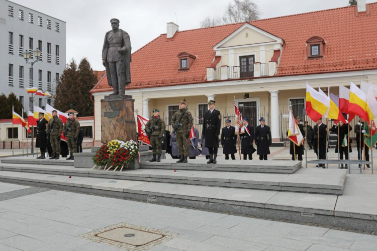 Uroczyste obchody przed pomnikiem Józefa Piłsudskiego na białostockim Rynku Kościuszki w 103. rocznicę wyzwolenia miasta z rąk zaborców. Fot. PAP/A Reszko