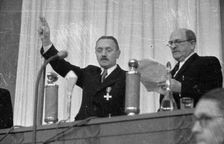 Bolesław Bierut składa przysięgę na ręce marszałka Sejmu Władysława Kowalskiego. Warszawa, 05.02.1947. Fot. PAP/CAF/J. Baranowski