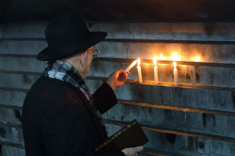 Wierny modlący się przy grobie cadyka Elimelecha Weissbluma. Fot. PAP/J. Paszkowski