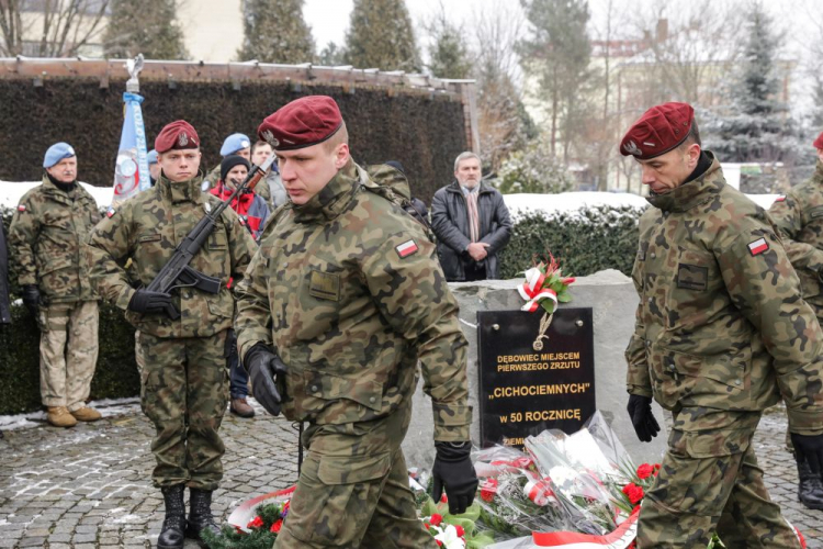 Uroczystości przy głazie pamiątkowym upamiętniającym pierwszy zrzut Cichociemnych. Dębowiec, 15.02.2018. Fot. PAP/D. Gajda