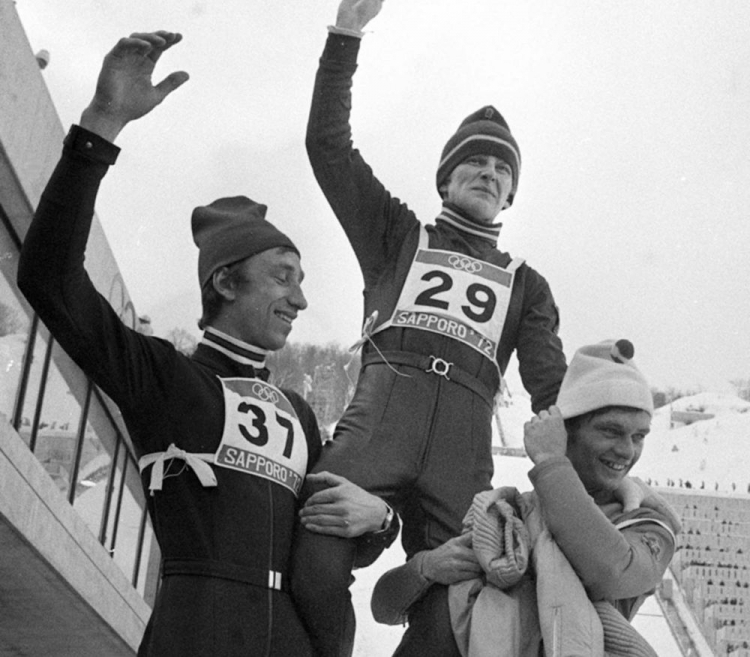 Saporro, Japonia, 1972. Zimowe Igrzyska Olimpijskie. Nz: skoczek narciarski Wojciech Fortuna, na ramionach Waltera Steinera i Rainera Schmidta po zdobyciu złetego medalu olimpijskiego. Fot. PAP/Archiwum. Dokładna data nieznana.