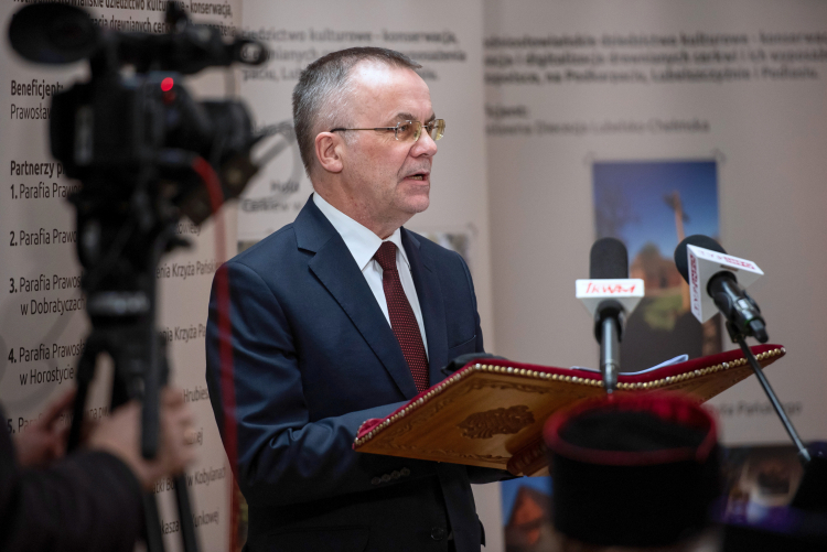 Sekretarz stanu w Ministerstwie Kultury i Dziedzictwa Narodowego, generalny konserwator zabytków Jarosław Sellin podczas konferencji podsumowującej projekt „Wschodniosłowiańskie Dziedzictwo Kulturowe – konserwacja, renowacja i digitalizacja drewnianych cerkwi i ich wyposażenia w Małopolsce, na Podkarpaciu, Lubelszczyźnie i Podlasiu”, 21 bm. w Centrum Diecezjalnym w Lublinie. Fot. PAP/W. Jargiło