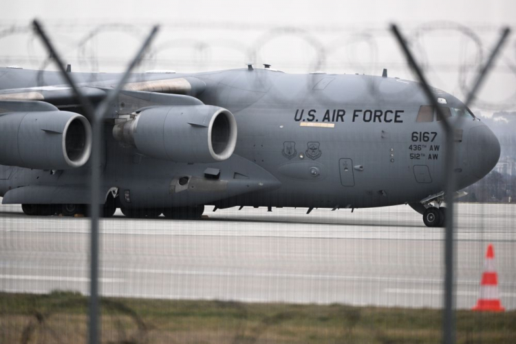 Samolot transportowy Boeing C-17 Globemaster III z żołnierzami 82. Dywizji Powietrznodesantowej USA na pokładzie na lotnisku w podrzeszowskiej Jasionce. 06.02.2022. Fot. PAP/D. Delmanowicz