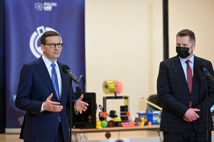 Premier Mateusz Morawiecki (L) oraz minister edukacji i nauki Przemysław Czarnek (P) podczas konferencji prasowej nt. otwarcia Labolatorium Przyszłości w Nowej Sarzynie (pow. leżajski). Fot. PAP/D. Delmanowicz