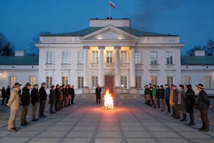 Warszawa, 22.02.2022. Prezydent RP Andrzej Duda (C) wziął udział w ognisku w ramach spotkania z harcerzami z okazji Dnia Myśli Braterskiej, na dziedzińcu Belwederu w Warszawie. Fot. PAP/M. Marek 