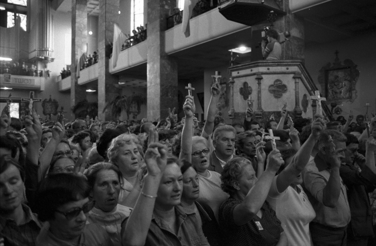 Warszawa 29.05.1983. Msza święta za Ojczyznę w kościele pw. św. Stanisława Kostki na warszawskim Żoliborzu. Fot. PAP/G. Rogiński