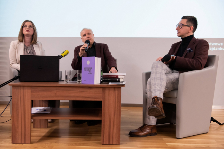 Rzecznik prasowy Państwowego Muzeum na Majdanku Agnieszka Kowalczyk-Nowak (L), dyrektor Muzeum dr Tomasz Kranz (C) oraz pracownik Działu Naukowego Muzeum Jakub Chmielewski (P) podczas konferencji prasowej w siedzibie Muzeum w Lublinie, 23 bm. Spotkanie poświęcone było planom obchodów 80. rocznicy akcji "Reinhardt". Fot. PAP/W. Jargiło