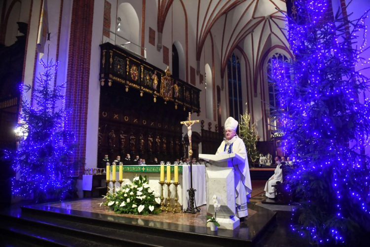 Warszawa, 02.02.2022. Metropolita warszawski kard. Kazimierz Nycz podczas mszy św. z okazji Dnia Życia Konsekrowanego, w archikatedrze św. Jana Chrzciciela w Warszawie. Fot. PAP/R. Pietruszka