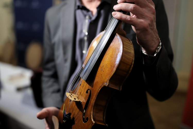 Skrzypce „Sivori” Niccolo Paganiniego zaprezentowane podczas konferencji prasowej w Filharmonii Krakowskiej. Fot. PAP/Ł. Gągulski
