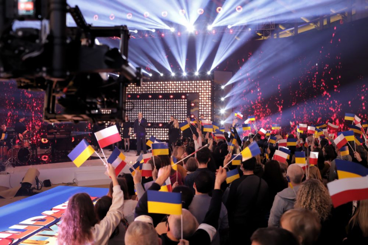 Wokalista Ryszard Rynkowski (C) podczas koncertu „Solidarni z Ukrainą”. Fot. PAP/A. Zawada
