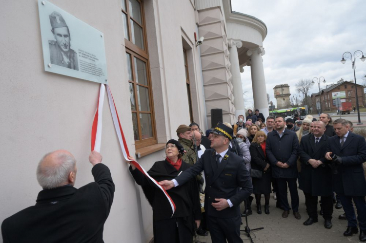 Poseł PiS Antoni Macierewicz (L), posłanka PiS Anna Milczanowska (2L) oraz członek zarządu PKP Rafał Zgorzelski (C) podczas uroczystości nadania dworcowi kolejowemu w Radomsku imienia kpt. Stanisława Sojczyńskiego ps. Warszyc. Fot. PAP/G. Michałowski