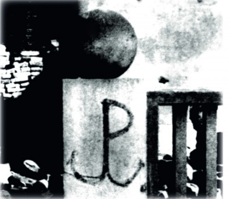 Pierwszy znak kotwicy w okupowanej Warszawie, umieszczony na werandzie cukierni Lardellego (zdjęcie z okresu wojny). Źródło: IPN