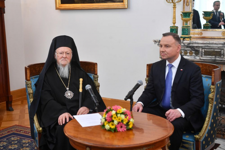 Warszawa, 28.03.2022. Prezydent RP Andrzej Duda (P) oraz arcybiskup Konstantynopola – Nowego Rzymu i patriarcha ekumeniczny Bartłomiej I (L) podczas spotkania w Belwederze w Warszawie, 28 bm. Hierarcha przybył do Polski, żeby wesprzeć ukraińskich uchodźców, którzy znaleźli tutaj schronienie z powodu inwazji Rosji na Ukrainę. Fot. PAP/Radek Pietruszka