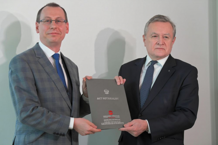 Łódź, 22.03.2022. Wicepremier, minister kultury i dziedzictwa narodowego Piotr Gliński (P) i p.o. dyrektora Muzeum Józefa Piłsudskiego w Sulejówku Robert Andrzejczyk (L) wzięli udział w podpisaniu aktu notarialnego zakupu dawnego łódzkiego mieszkania Józefa i Marii Piłsudskich przy ul. Wschodniej. Fot. PAP/G. Michałowski