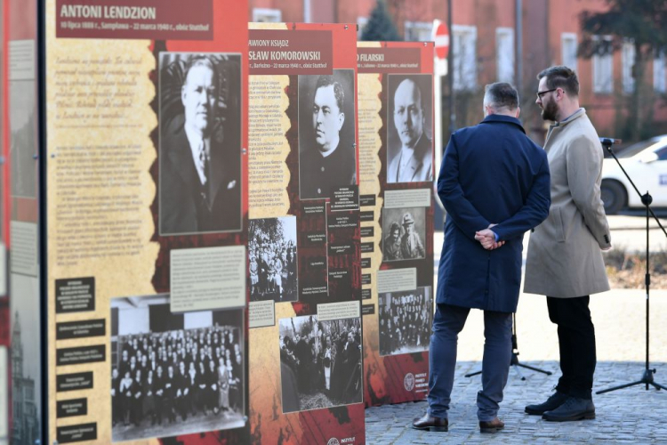 Gdańsk, 22.03.2022. Otwarcie wystawy „Polacy w Wolnym Mieście Gdańsku 1920-1939” autorstwa Karoliny Masłowskiej na Placu Obrońców Poczty Polskiej. Prezentacja ekspozycji odbyła się w 82. rocznicę egzekucji dokonanej na 67 wybitnych Polakach z Wolnego Miasta Gdańska w niemieckim obozie zagłady Stutthof w Wielki Piątek 1940 r. Fot. PAP/A. Warżawa