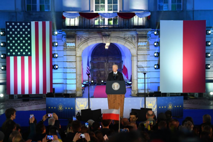 Prezydent USA Joe Biden przemawia na dziedzińcu Zamku Królewskiego w Warszawie. Fot. PAP/R. Pietruszka