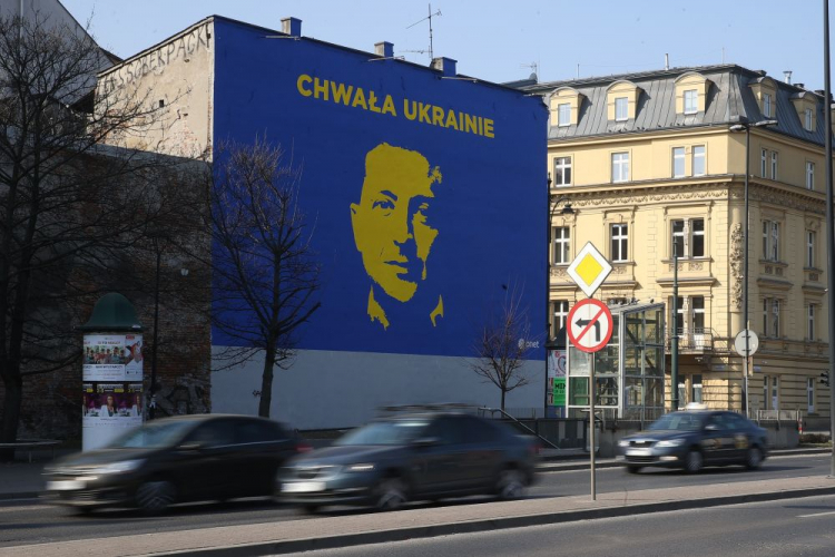 Mural Onetu „Chwała Ukrainie” z wizerunkiem prezydenta Wołodymyra Zełenskiego na ścianie kamienicy na skrzyżowaniu ulic Rakowickiej i Lubomirskiego w Krakowie. Fot. PAP/Ł. Gągulski