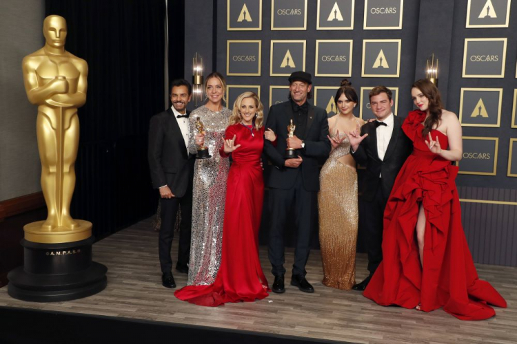 Eugenio Derbez, Sian Heder, Marlee Matlin, Troy Kotsur, Emilia Jones, Daniel Durant, Amy Forsyth pozują ze statuetką Oscara za najlepszy film. Fot. PAP/EPA. D. Swanson 