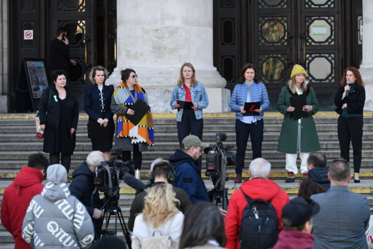 Artystki z grupy Dramatyczny Kolektyw podczas wydarzenia plenerowego na placu Defilad w Warszawie. 24.03.2022. Fot. PAP/P. Nowak