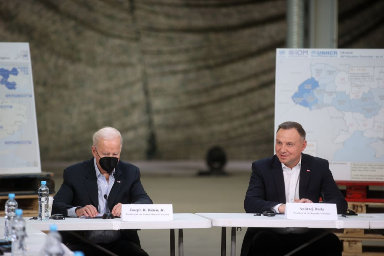 Prezydent Andrzej Duda (P) i prezydent USA Joe Biden podczas spotkania z przedstawicielami pozarządowych organizacji zaangażowanych we wspieranie uchodźców z Ukrainy. Fot. PAP/Ł. Gągulski