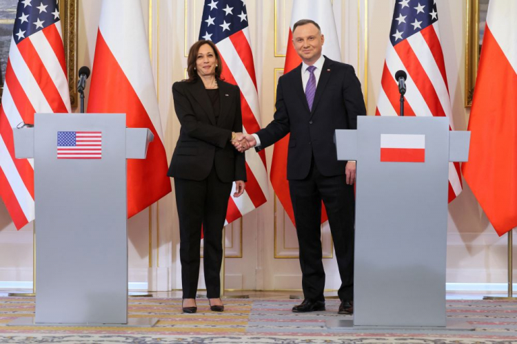 Prezydent RP Andrzej Duda i wiceprezydent USA Kamala Harris podczas konferencji prasowej po spotkaniu w Belwederze. Warszawa, 10.03.2022. Fot. PAP/L. Szymański