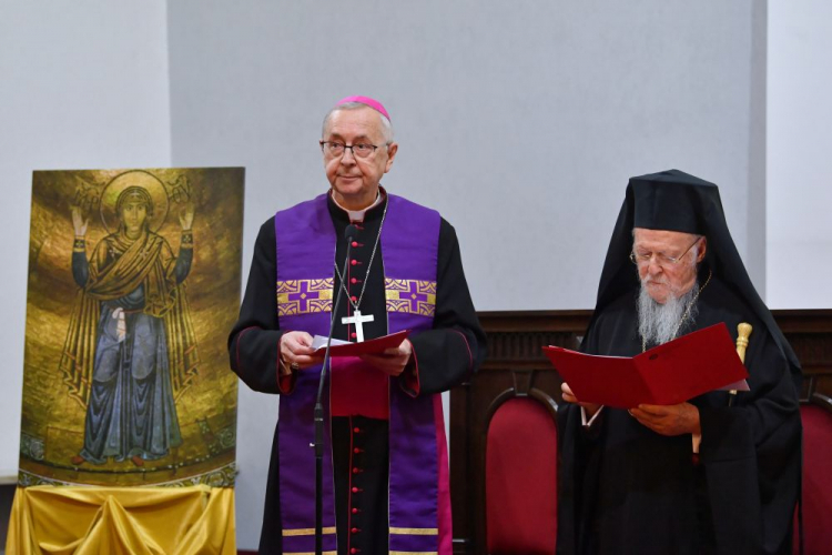 Warszawa, 29.03.2022. Arcybiskup Konstantynopola – Nowego Rzymu i patriarcha ekumeniczny Bartłomiej I (P) oraz przewodniczący Konferencji Episkopatu Polski abp Stanisław Gądecki (L) podczas wspólnego apelu o pokój na świecie w siedzibie UKSW w Warszawie. Fot. R. Pietruszka