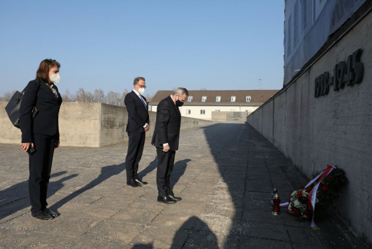 Wicepremier, minister kultury i dziedzictwa narodowego Piotr Gliński (P), Konsul Generalny RP w Monachium Jan Malkiewicz (C) oraz dyrektor Miejsca Pamięci Gabriele Hammermann (L) podczas wizyty w Miejscu Pamięci Niemieckiego Obozu Koncentracyjnego w Dachau. Fot. PAP/P. Supernak