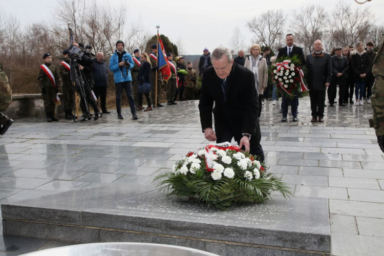 Wicepremier, minister kultury i dziedzictwa narodowego Piotr Gliński (C) podczas uroczystości przed Pomnikiem Martyrologii Jeńców Wojennych w Centralnym Muzeum Jeńców Wojennych w Łambinowicach. 17.03.2022. Fot. PAP/K. Świderski