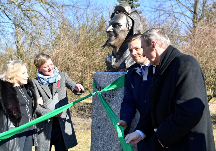 Wdowa po Wiesławie Gołasie Maria Krawczyk-Gołas (L), pasierb artysty Krzysztof Krawczyk (P) oraz wiceprezydenci Kielc Agata Wojda (2L) i Marcin Chłodnicki (2P) podczas odsłonięcia popiersia Wiesława Gołasa. Fot. PAP/P. Polak