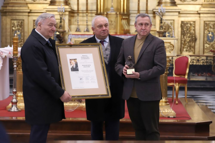 Ambasador Ukrainy w RP Andrij Deszczyca (P), sekretarz Towarzystwa Jana Karskiego Jacek Woźniak (C) oraz członek rodziny Jana Karskiego Jerzy Kozielewski (L) podczas uroczystości wręczenia na ręce ambasadora Deszczycy Nagrody Orła Jana Karskiego dla prezydenta Ukrainy Wolodymyra Zełenskiego. Fot. PAP/Z. Bichniewicz