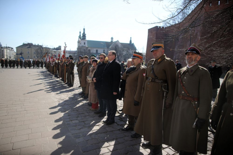 Szef Urzędu do Spraw Kombatantów i Osób Represjonowanych Jan Józef Kasprzyk (C-P) oraz Konsul Honorowy Ukrainy w Tarnowie Bartłomiej Babuśka (C-L) podczas uroczystości złożenia kwiatów przed Krzyżem Katyńskim. Kraków, 19.03.2022. Fot. PAP/Ł. Gągulski