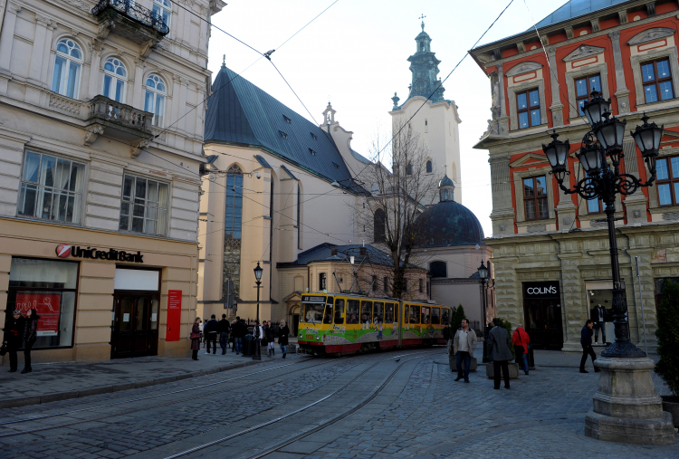 Rynek we Lwowie, 31 bm. W tle bazylika archikatedralna pw. Wniebowzięcia Najświętszej Marii Panny. Fot. PAP/D. Delmanowicz