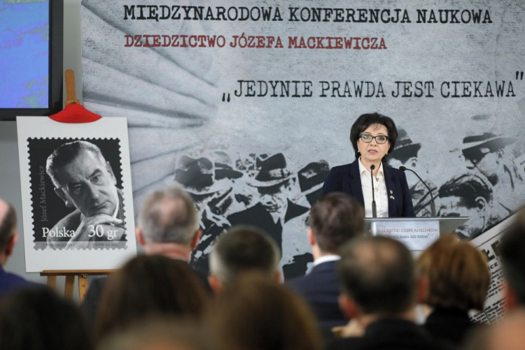 Marszałek Sejmu Elżbieta Witek podczas międzynarodowej konferencji naukowej „Jedynie prawda jest ciekawa. Dziedzictwo Józefa Mackiewicza w 120. rocznicę urodzin”. Fot. PAP/P. Supernak