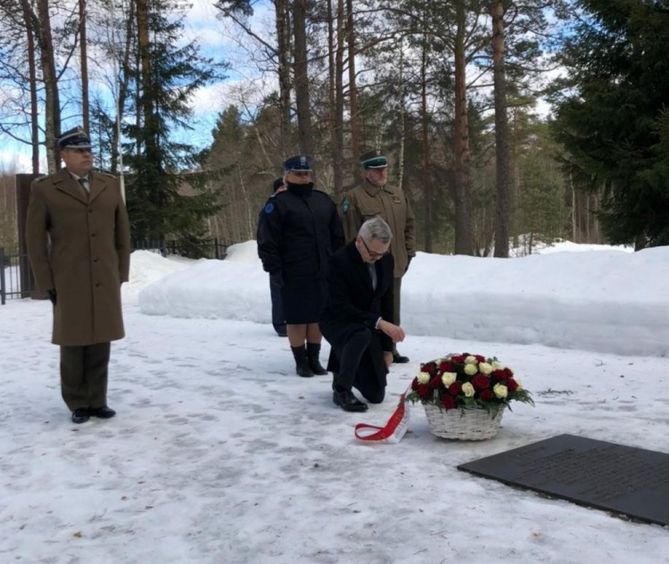 W 82. rocznicę zbrodniczej uchwały Biura Politycznego KC WKP (b) hołd ofiarom Zbrodni Katyńskiej na Cmentarzu w Miednoje oddał ambasador RP w Moskwie Krzysztof Krajewski wraz z przedstawicielami Ataszatu Obrony, Policji i Straży Granicznej. Źródło: Ambasada RP w Moskwie