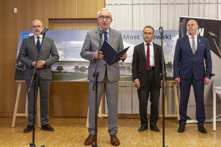 P.o. dyrektor Muzeum II Wojny Światowej prof. Grzegorz Berendt (L), poseł PiS Kazimierz Smoliński (2L), Pomorski Wojewódzki Konserwator Zabytków Igor Strzok (2P) i starosta tczewski Mirosław Augustyn (P) podczas konferencji dot. podpisania umowy o współpracy pomiędzy MIIWŚ w Gdańsku a powiatem tczewskim odnośnie utworzenia w Tczewie oddziału MIIWŚ na terenie zabytkowego Mostu Tczewskiego. Fot. PAP/P. Wittman