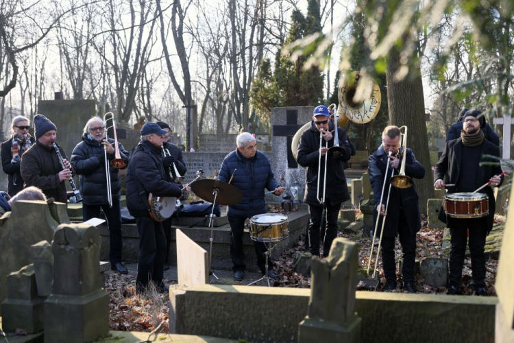 Warszawa, 02.03.2022. Pogrzeb jazzmana Zbigniewa Namysłowskiego na Powązkach Wojskowych w Warszawie. Fot. PAP/L. Szymański