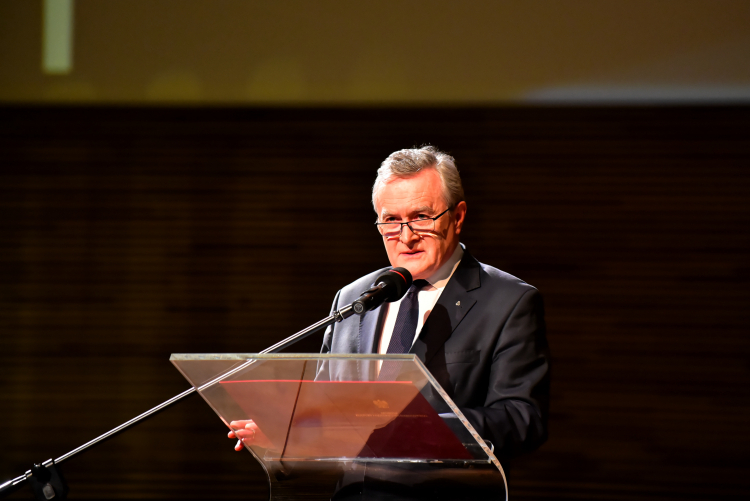 Wicepremier, minister kultury i dziedzictwa narodowego Piotr Gliński podczas wieczornicy "Wymiary Czasu i Ciszy" w hołdzie Krzysztofowi Pendereckiemu w Europejskim Centrum Muzyki Krzysztofa Pendereckiego w Lusławicach. Fot. PAP/Art Service 2