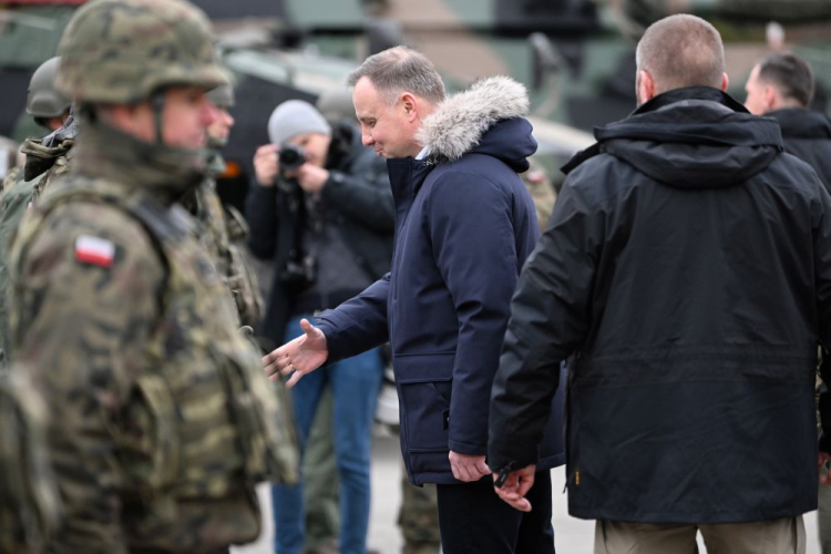 Prezydent Andrzej Duda (C) podczas wizyty w batalionie dowodzenia 21 Brygady Strzelców Podhalańskich w Rzeszowie. 04.03.2022. Fot. PAP/D. Delmanowicz