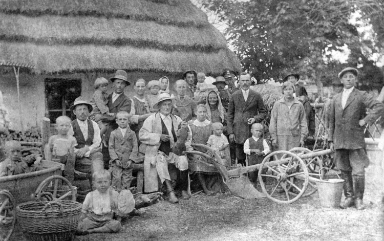 Zdjęcie społeczności lokalnej w tym rodzina Kazaków. Źródło: Biuro Prasowe Instytutu Pileckiego