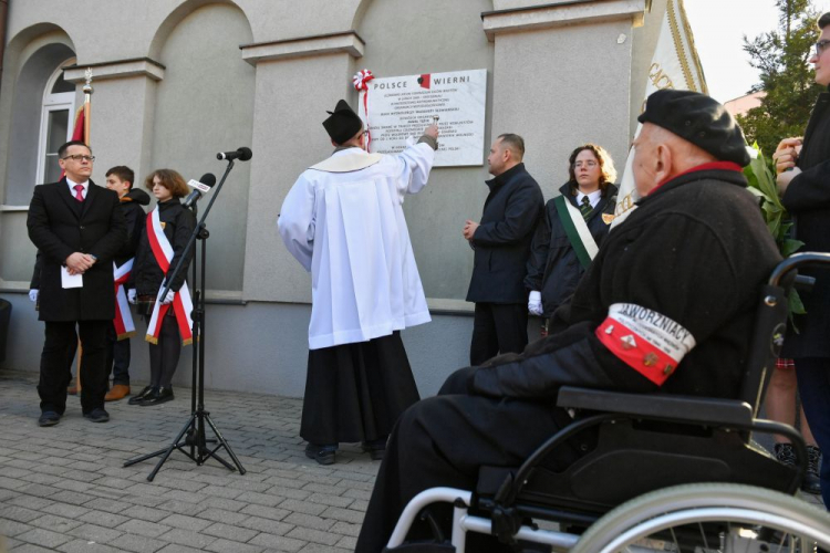 Prezes Instytutu Pamięci Narodowej Karol Nawrocki (centrum-P) podczas uroczystości odsłonięcia tablicy upamiętniającej członków antykomunistycznej organizacji młodzieżowej Ruch Wyzwoleńczy Młodzieży Słowiańskiej. Fot. PAP/A. Warżawa