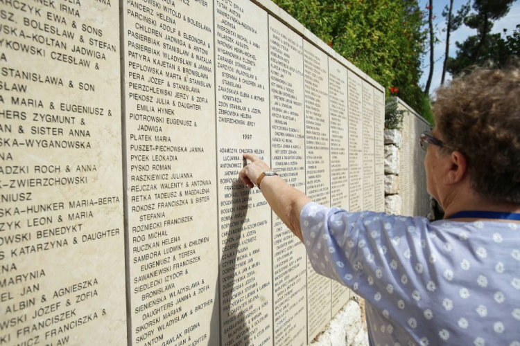 Uczestnicy IV Zjazdu Polaków Ratujących Żydów w Jerozolimie podczas zwiedzania Ogrodu Sprawiedliwych Wśród Narodów Świata Yad Vashem. 2019 r. Fot. PAP/M. Marek