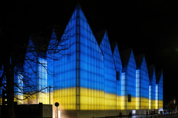 Iluminacja w barwach narodowych Ukrainy na budynku Filharmonii w Szczecinie. 24.02.2022. Fot. PAP/J. Muszyński