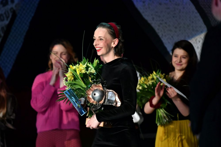 Laureatka Złotego Tukana Lena Witkowska (C) podczas finału Przeglądu Piosenki Aktorskiej we Wrocławiu. Fot. PAP/M. Kulczyński