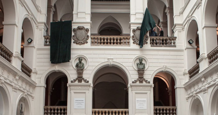 Popiersia dyrektorów Muzeum Narodowego we Wrocławiu – dr Marii Starzewskiej oraz Mariusza Hermansdorfera. Źródło: www.twitter.com/NM_Wroclaw