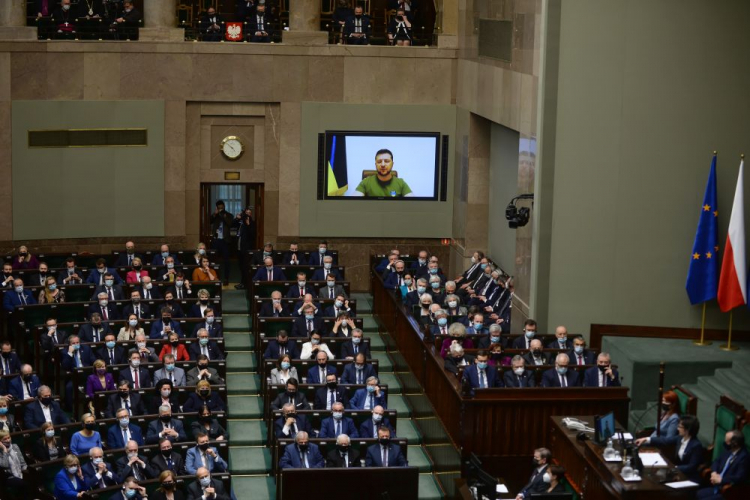 Prezydent Ukrainy Wołodymyr Zełenski (na ekranie) przemawia podczas uroczystego zgromadzenia posłów i senatorów. Warszawa, 11.03.2022. Fot. PAP/M. Obara